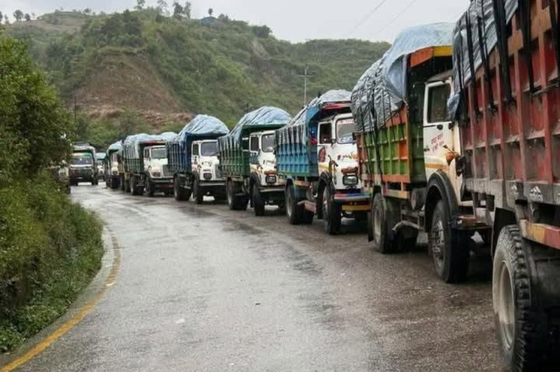 पहिरोले बन्चरेडाँडा जाने सडक अवरुद्ध, फोहोर बोकेका गाडी बिच बाटोमै रोकिए