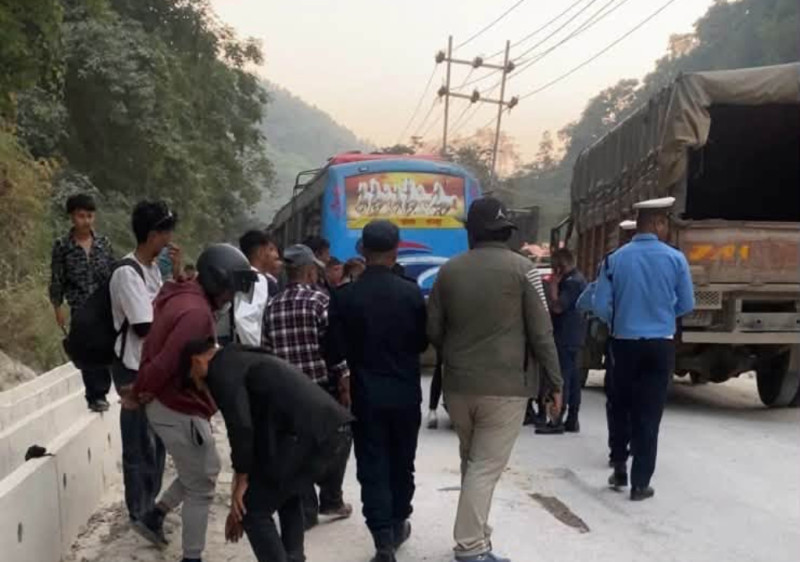 पाल्पामा बसले स्कुटरलाई ठक्कर दिँदा एक महिलाकाे मृत्यु