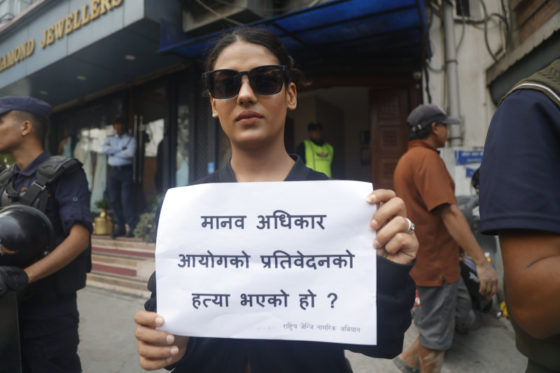 मानवअधिकार आयाेग अगाडि युवाकाे प्रश्न– सरकारदेखि डरायाे, प्रतिवेदन हरायाे (तस्वीरहरू)