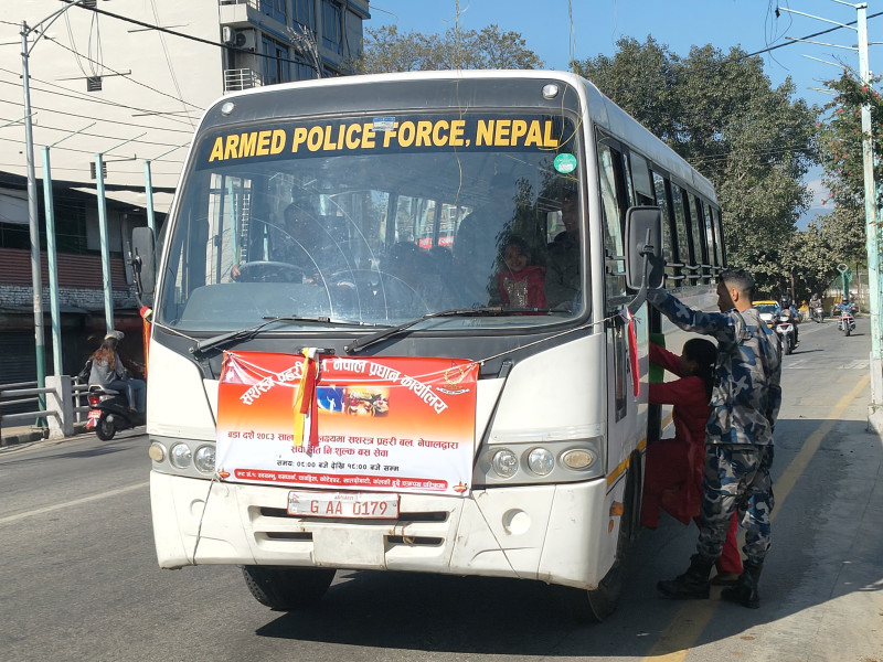 दसैँमा प्रहरीको निःशुल्क बस सेवा, तीन हजारभन्दा बढी यात्रु लाभान्वित