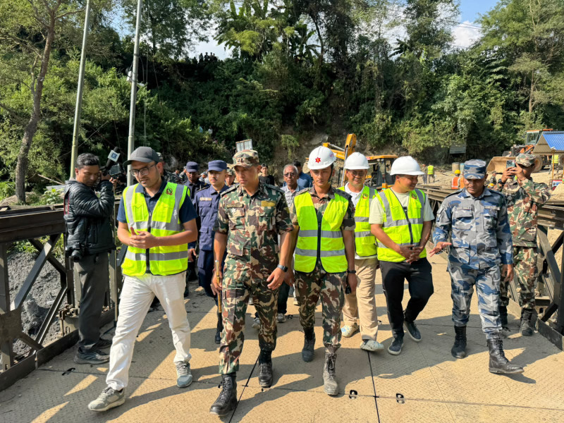 जोडियो बुढीगण्डकीले बगाएको आरुघाट पुलमा बेलिब्रिज (तस्वीरहरू)
