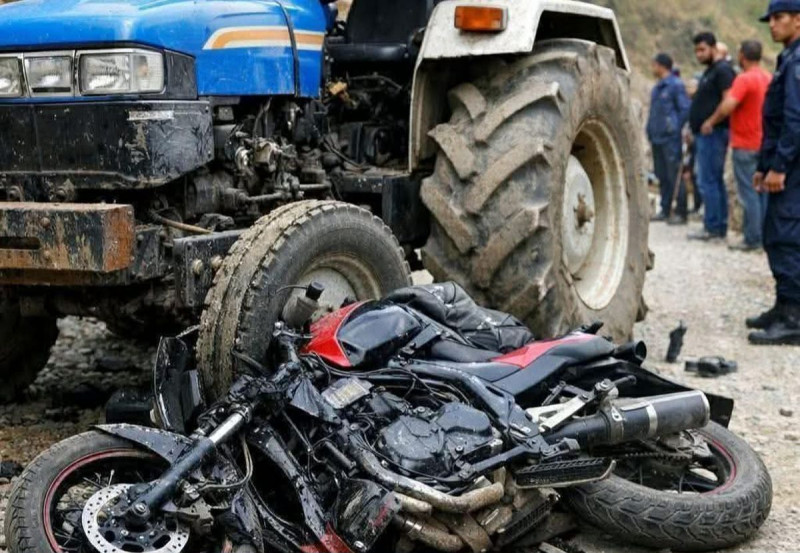 डडेल्धुरामा ट्र्याक्टर र मोटरसाइकल ठोक्किँदा दुई जनाको मृत्यु 