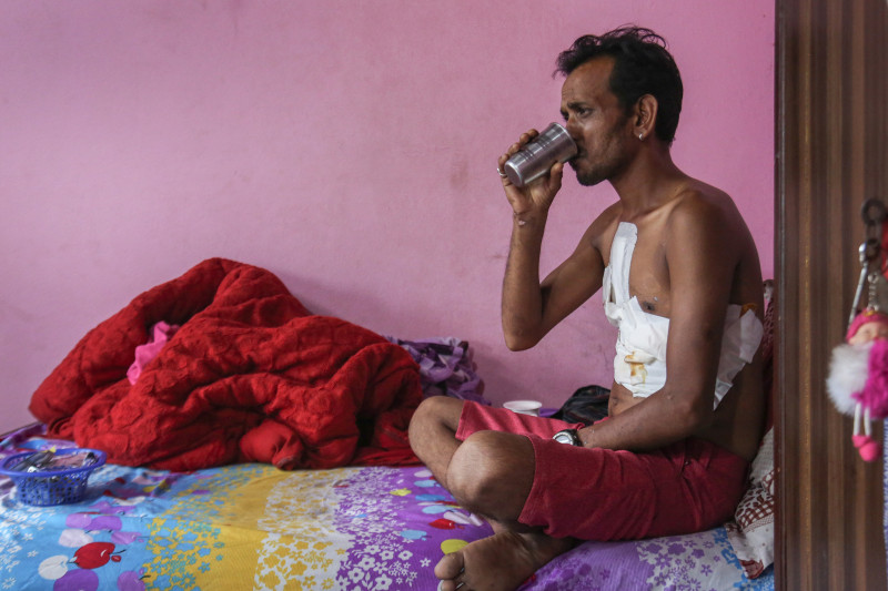 आन्दोलनकारीसँगै देउवानिवासमा जाने क्रममा गोली लागेर घाइते भएका अनिल परियार सहाराविहीन बने