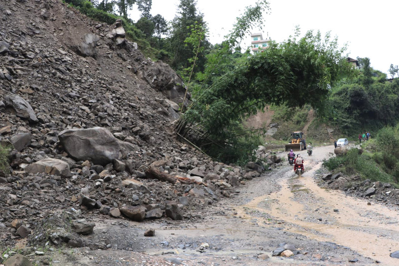 पहिरोका कारण विभिन्न मुख्य राजमार्ग र सडकखण्ड पूर्ण रूपमा अबरुद्ध