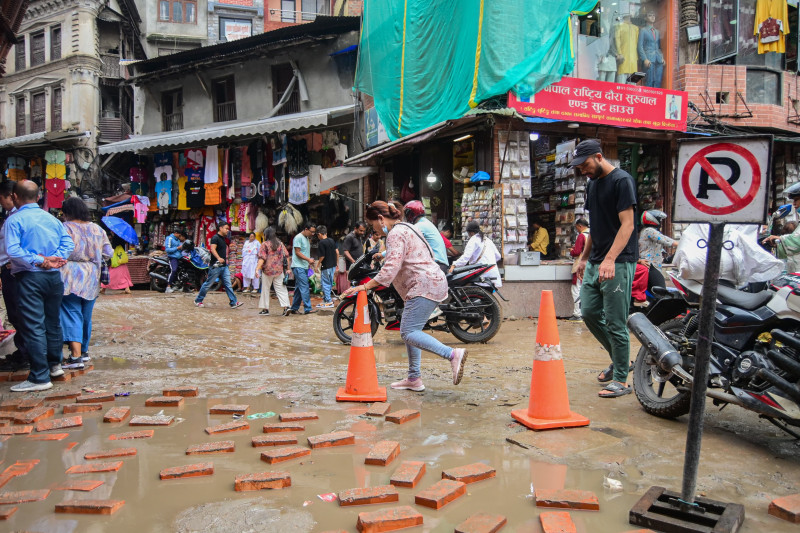 ढुङ्गा छाप्ने काम समयमा नहुँदा अस्तव्यस्त बन्यो असन (तस्वीरहरू)