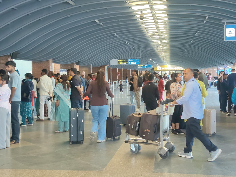 दसैँको दोस्रो दिन पनि रोकिएन विदेशिने युवाको लर्को, रित्तिँदै गाउँघर