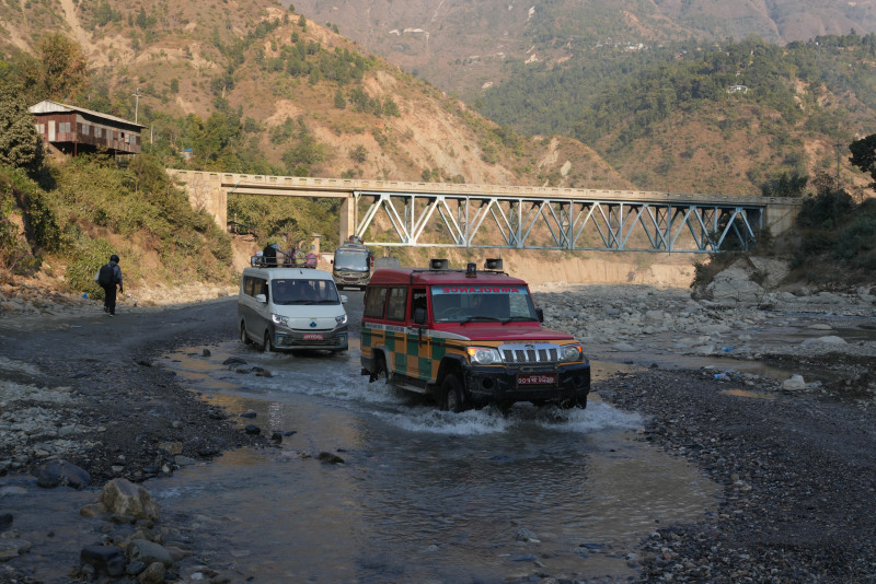 पहिरो र बाढीका कारण देशका विभिन्न राजमार्ग अवरुद्ध