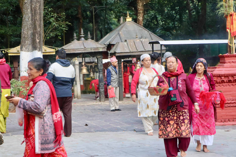 मालढुंगा पुल मर्मतपछि बागलुङ कालिकामा बढ्न थाले भक्तजन (तस्वीरहरू)