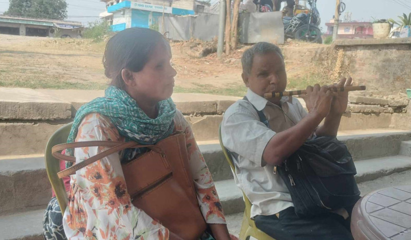 गाउँबस्तीमा डुल्दै गीत सुनाउने न्यून दृष्टियुक्त दम्पती