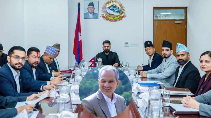 आइतबार र साेमबार बिदा दिने निर्णयमा बाबुराम भट्टराईकाे समर्थन