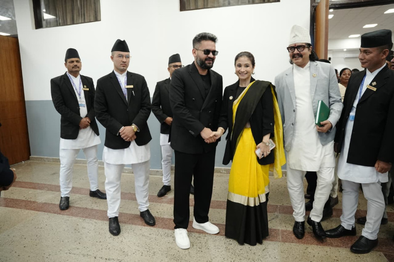 प्रधानमन्त्री बालेनले लगाएको सेतो जुत्ता गोल्डस्टारको, संसद भवनमा खुलाए राज