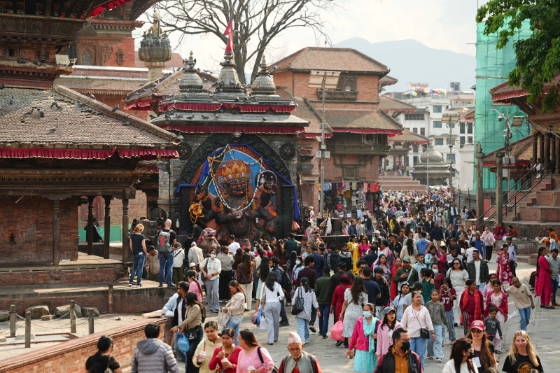 आइतबारको बिदाले गुलजार बन्यो वसन्तपुर [तस्वीरहरू]