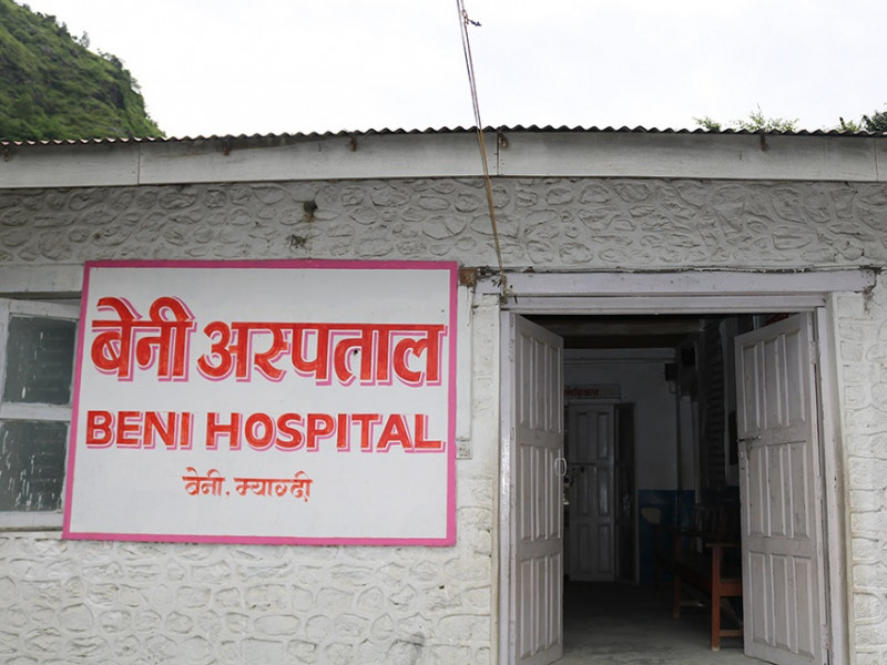 चिकित्सक र स्वास्थ्यकर्मी संक्रमित भएपछि बेनी अस्पतालको सेवा प्रभावित