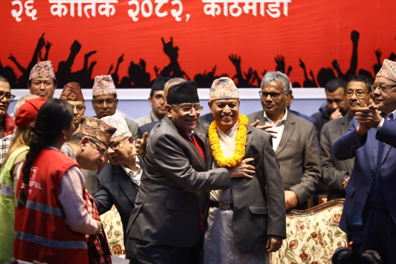 भीम रावललाई नेकपामा फूलमाला र अंकमालको स्वागत (तस्वीरहरू)