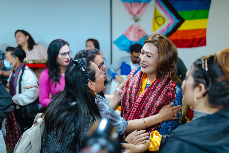 ट्रान्सजेन्डर महिलाको रूपमा पहिलोपटक सांसद बनेकी भूमिकालाई कलम उपहार [तस्वीरहरू]