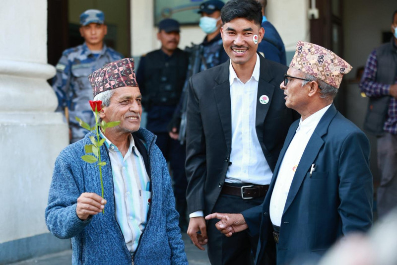 विप्लवले ब्युँताए 'युद्धकालीन माओवादी', चुनाव चिह्न गुलाफको फूल