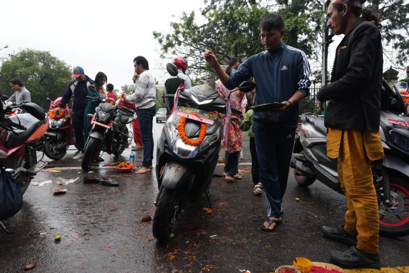 भद्रकाली मन्दिरमा विश्वकर्मा पूजा गर्नेहरूको घुइँचो (तस्वीरहरू)