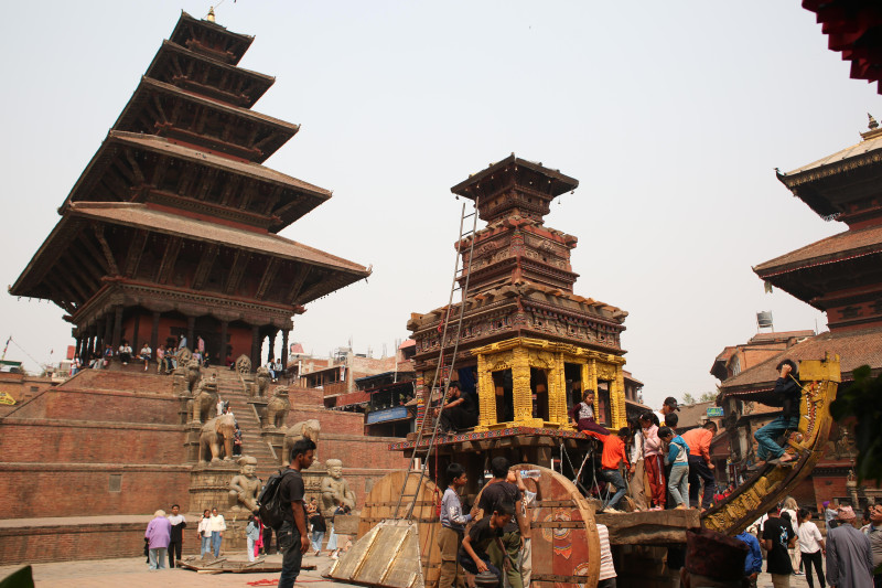भक्तपुरमा बन्दै छ बिस्केट जात्राका लागि रथ (तस्वीरहरू) 