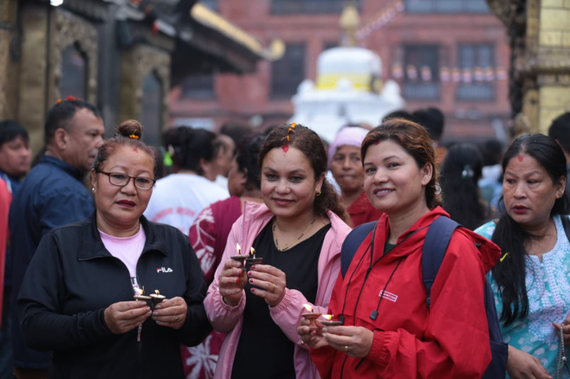 स्वयम्भूमा बिहानैदेखि चहलपहल (तस्वीरहरू)