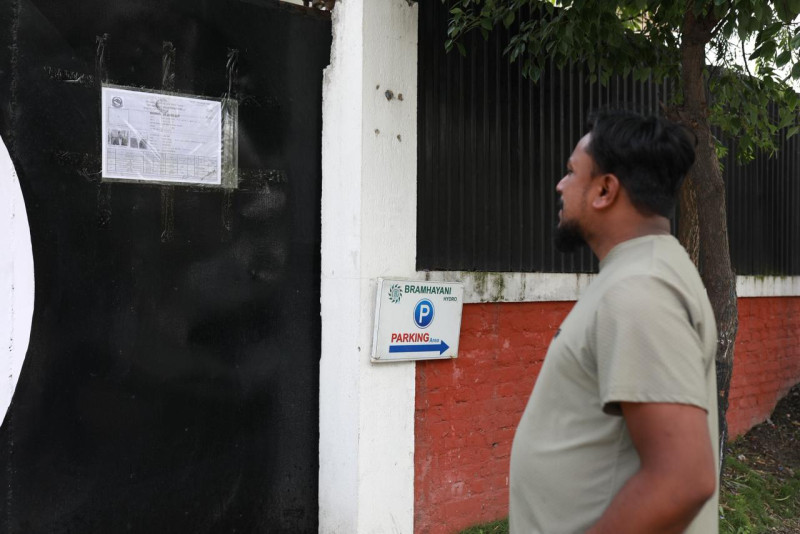 हुलमुलमा डोजर चल्ने डरले बुद्धनगरमा स्थानीयले आफ्नो घरबाहिर टाँसे लालपुर्जा (तस्वीरहरू)