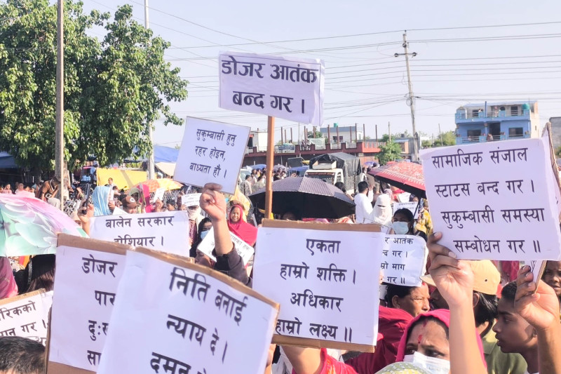 बुटवलमा सरकारविरुद्ध सुकुम्बासीको प्रदर्शन, वैकल्पिक आवासबिना बस्ती नहटाउन चेतावनी