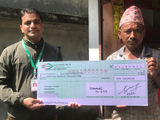 नेपाल बंगलादेश बैंकले दुर्घटनामा परेका ग्राहकको परिवारलाई दियो एक लाख