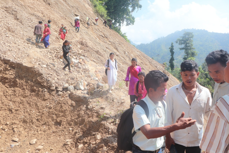 पहिरोले चेपाङ मार्ग अवरुद्ध, जोखिम मोलेर यात्रा गर्दै स्थानीय
