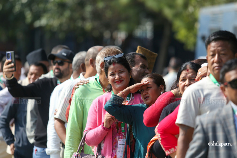 कांग्रेस महाधिवेशन : मतदान गर्न खुलामञ्चमा प्रतिनिधिकाे लाइन (तस्वीरहरू)