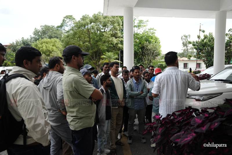 सिँचाइ विभागले दरबन्दी कटौति गरेपछि फाजिलमा राखिएका सब–इन्जिनियर आन्दोलित (तस्वीरहरू)