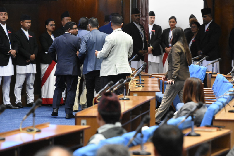 सरकारलाई भ्रष्टाचारका ‘काण्ड’हरू स्मरण गराउँदै रास्वपाले बहिष्कार गर्‍यो संसद बैठक (तस्वीरहरू)