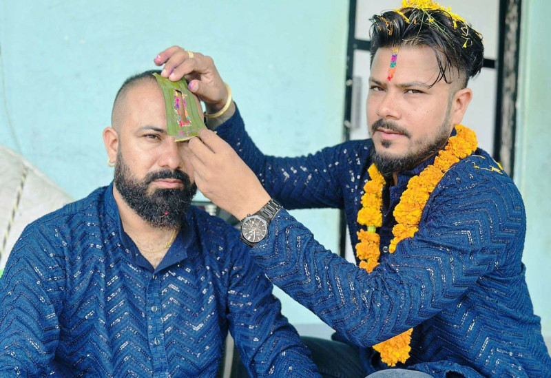 तनहुँका दाजुभाइले लगाए एकापसमा भाइटीका, सुरुमा भाइको दीर्घायुको कामना गर्दै दाइले फोरे ओखर