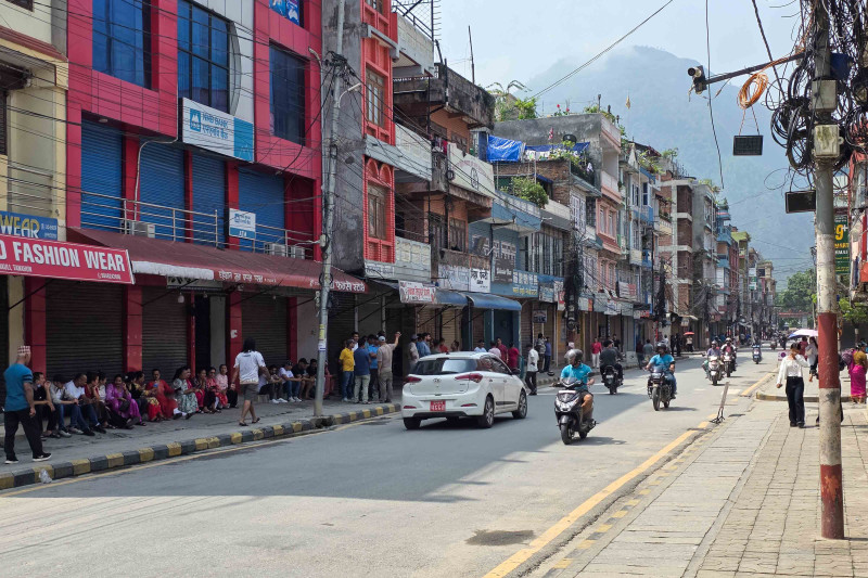 पार्किङ निषेधको विरोधमा तनहुँका व्यवसायी, पसल बन्द गरेर बिहानैदेखि प्रदर्शन