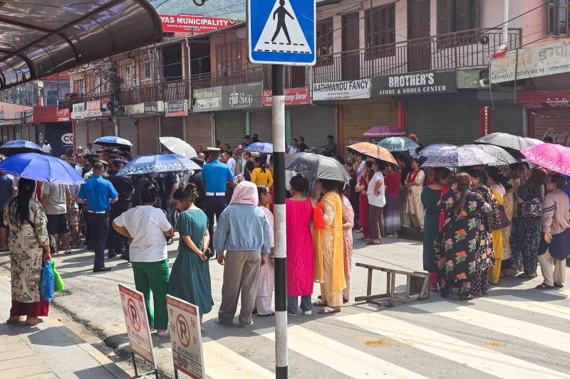 पार्किङ निषेधको विरोधमा तनहुँका व्यवसायीहरू तेस्रो दिन पनि आन्दोलनमा