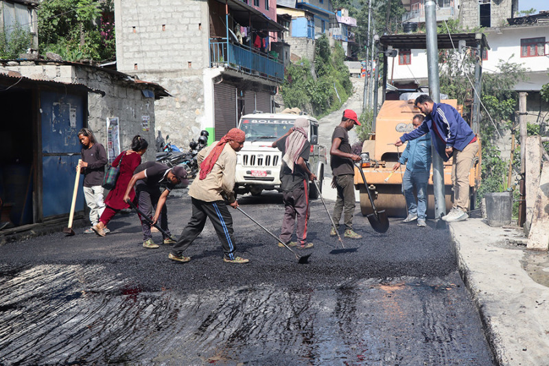 म्याग्दीको दरवाङ बजारको सडक १९ वर्षपछि कालोपत्र हुँदै