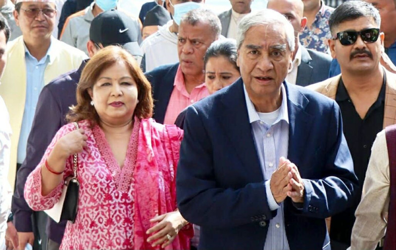 देउवा 'नाइँनाइँ' भन्दै छन्, आरजु छेउछाउ आउँदै छिन्