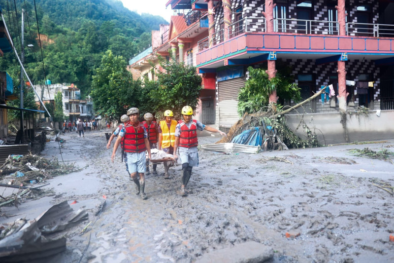 टिमुरेमा माटोमुनिबाट बालिका रोएको आवाज आएपछि एपीएफले गर्‍यो उद्धार
