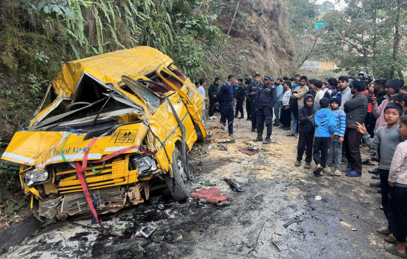 स्कुल बस दुर्घटना अपडेट : एक जनाको मृत्यु, छ जनालाई पोखरा पठाइयो
