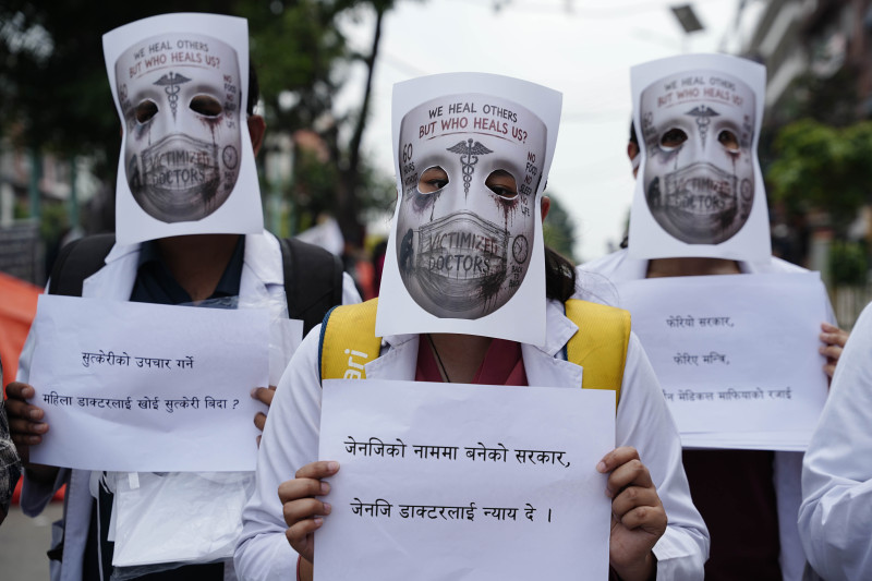 १० तस्वीरमा हेर्नुहाेस् माइतीघरमा चिकित्सकको प्रदर्शन