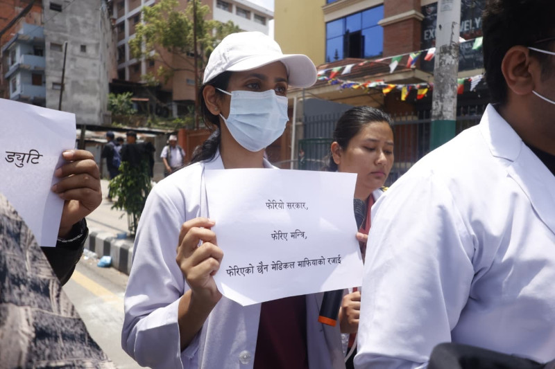 ‘जेन–जी डाक्टरलाई न्याय दे’ भन्दै माइतीघरमा चिकित्सकको प्रदर्शन