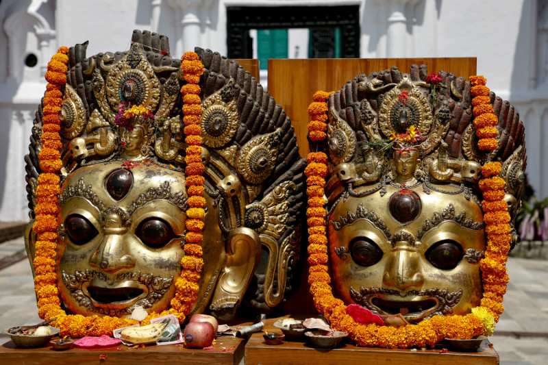 ३० वर्षपछि दोलखा फर्काइयाे चोरी भएका आकाश भैरवका ऐतिहासिक मुकुण्डो