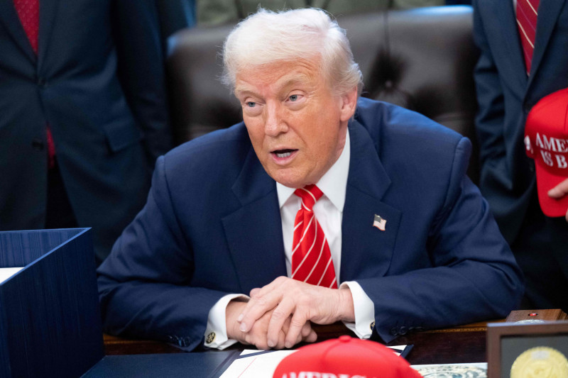 इरानसँग व्यापार गर्ने देशमाथि भन्सार कर लगाउने चेतावनीसहित ट्रम्पले जारी गरे कार्यकारी आदेश