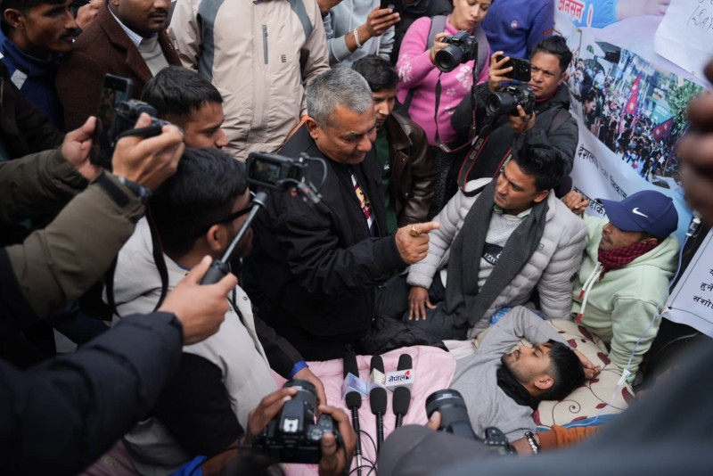 अनशनरत अजय सोडारीलाई भेट्न माइतीघर पुगे दुर्गा प्रसाईं (तस्वीरहरू)