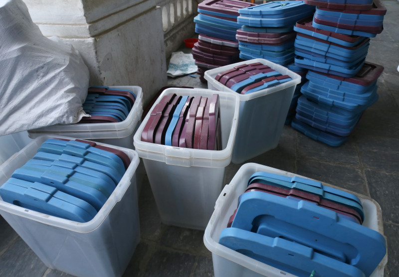 चितवनका सबै मतदान केन्द्रमा पुग्यो निर्वाचन सामग्री