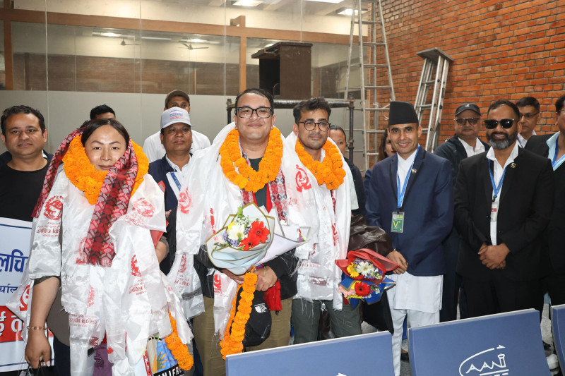 कान्समा पुरस्कृत चलचित्र टोली नेपाल ओर्लियो, स्वागतका लागि दुई मन्त्री विमानस्थलमा (तस्वीरहरू)