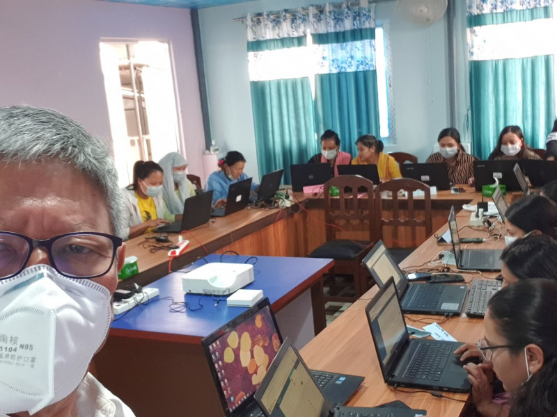नर्सहरू नाचेको भिडियोपछाडिको पाटो अनि ४० वर्षदेखि आमाहरू बचाउन खटिएका डाक्टर