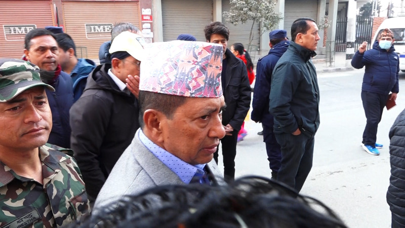 उपप्रधानमन्त्री श्रेष्ठलाई प्रश्न– सडकहरूकाे बिचल्ली पार्ने प्रधानमन्त्रीका घरबेटीलाई कारबाही गर्न सक्नुहुन्छ ?
