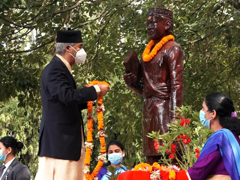 भानुको प्रतिमामा माल्यार्पण गर्दै प्रधानमन्त्रीले भने- आदिकविबारे नयाँ पुस्तालाई जानकारी दिनुपर्छ