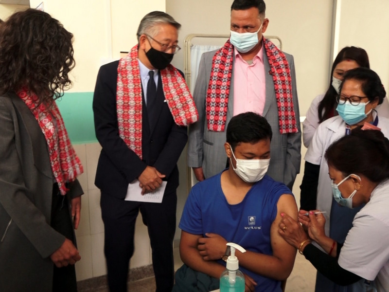 अमेरिकी सहायक विदेशमन्त्री लुद्वारा ‘फाइजर–बायोएनटेक’ खोप केन्द्रको अवलोकन