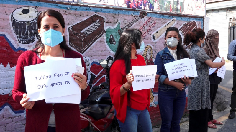 शुल्क बढाएर लिएको भन्दै मोडल स्कुल घेराउ