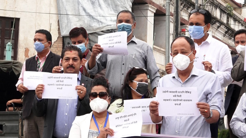 वसन्तपुरमा उद्योगीको नारा : घरधनी हामीलाई प्यारो छ, महामारीमा हामीलाई गाह्रो छ